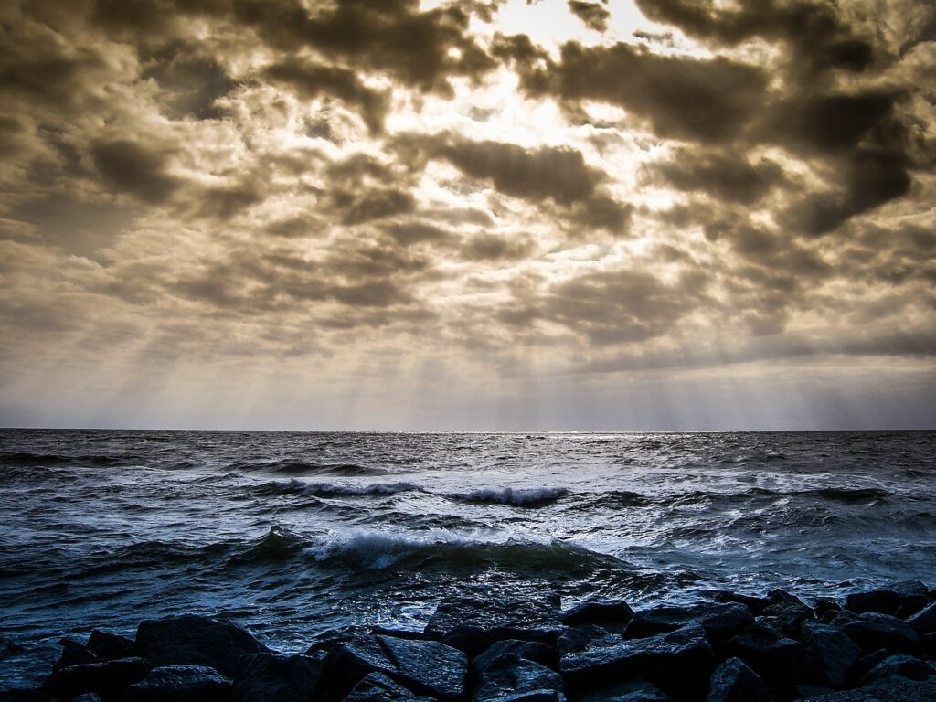 Fichtner and SeaRenergy as the Platform Support Team for TenneT 1 Waves at the sea and sunbeams shining through the clouds